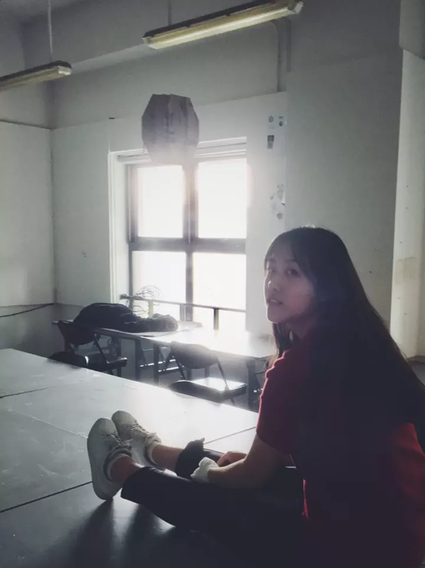 王一然央美预科毕业后在工作室拍摄的照片.png